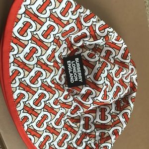 Burberry set bucket hat size 3y shorts and shirt